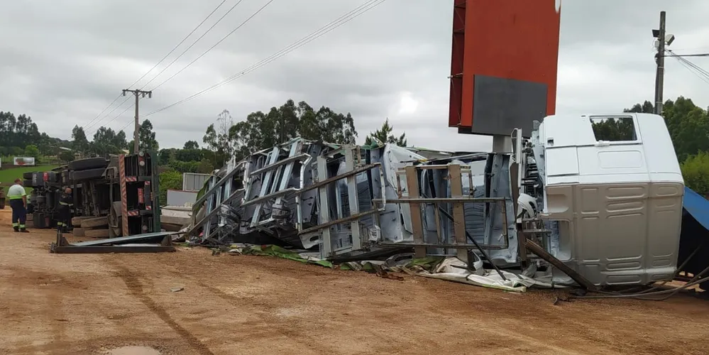 Caminhão teve estragos significativos