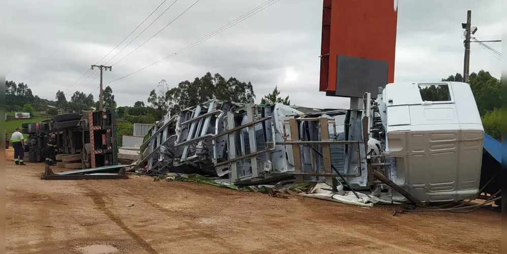 Caminhão teve estragos significativos