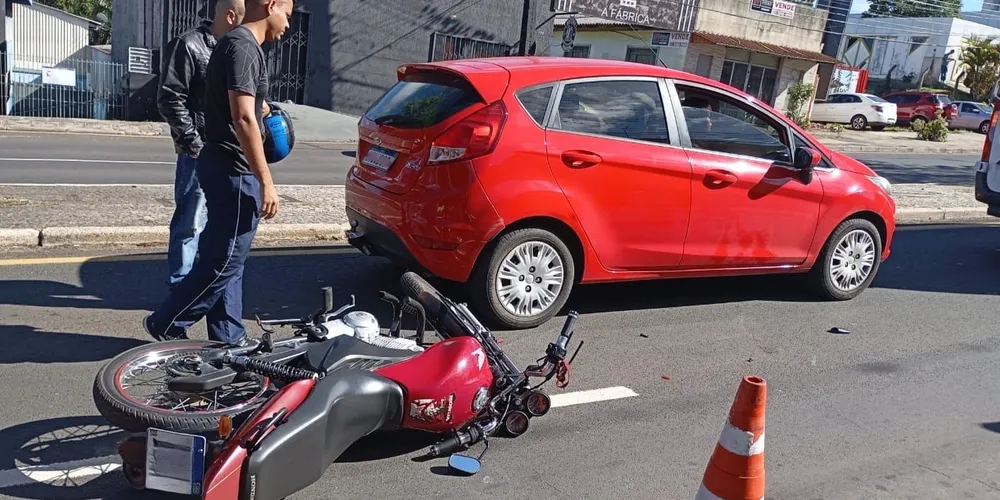 Condutor da moto foi levado para uma unidade hospitalar