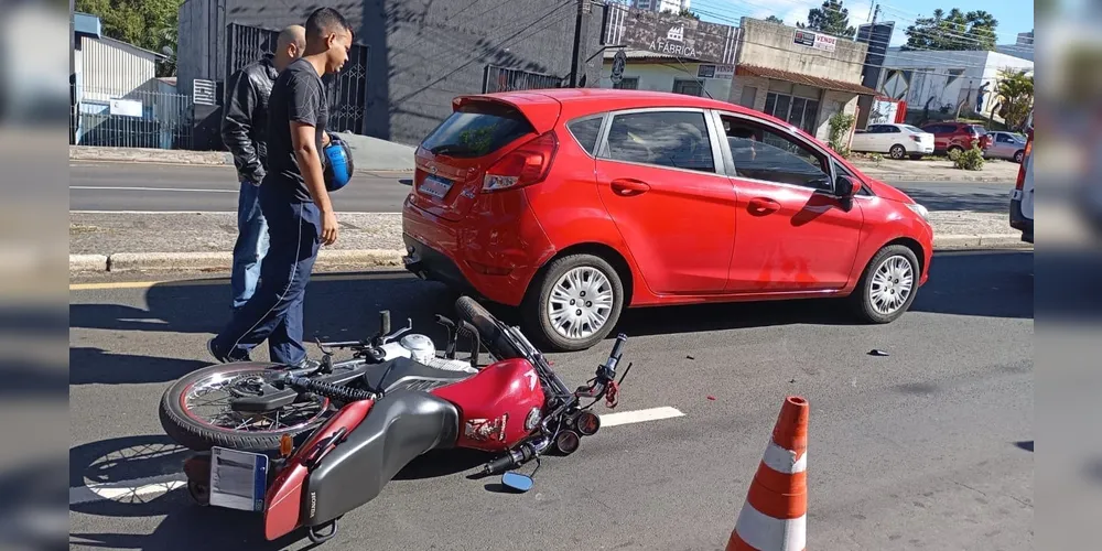 Condutor da moto foi levado para uma unidade hospitalar