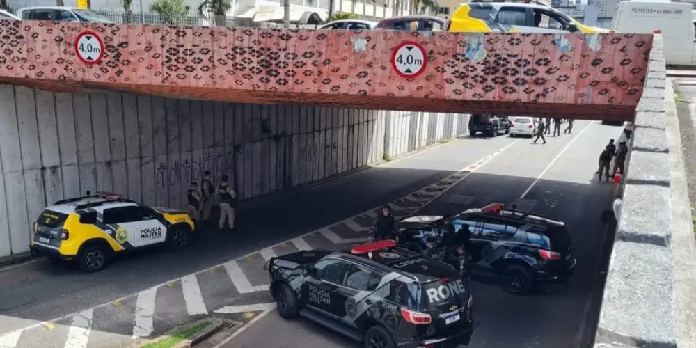 Os suspeitos tiveram o carro identificado pela polícia no bairro Cristo Rei após realizarem um assalto em uma casa de Colombo, na região metropolitana