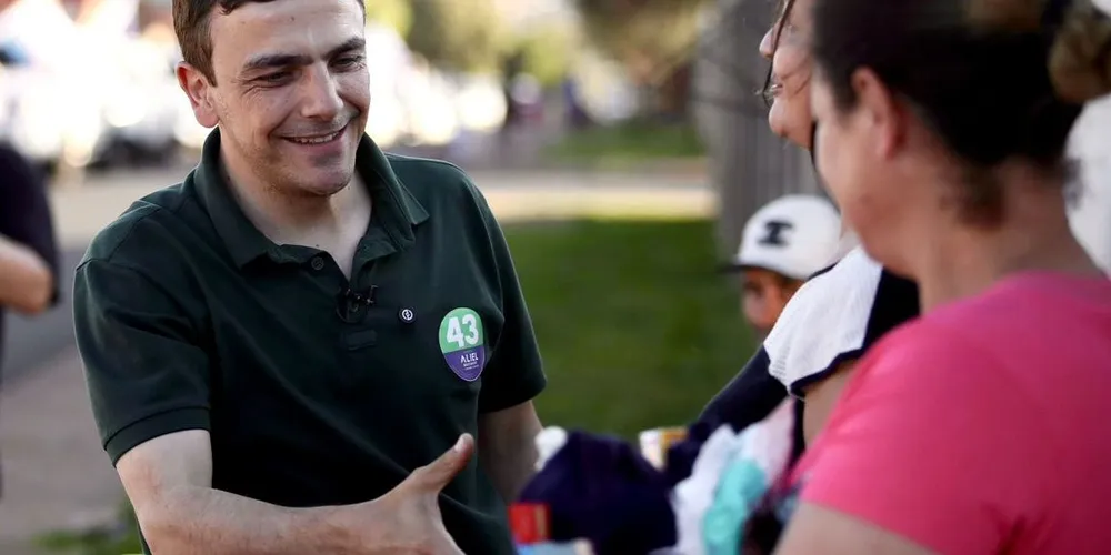 Aliel Machado (PV), em campanha eleitoral, durante vista a moradores