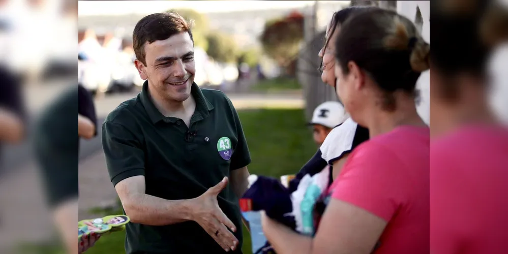 Aliel Machado (PV), em campanha eleitoral, durante vista a moradores