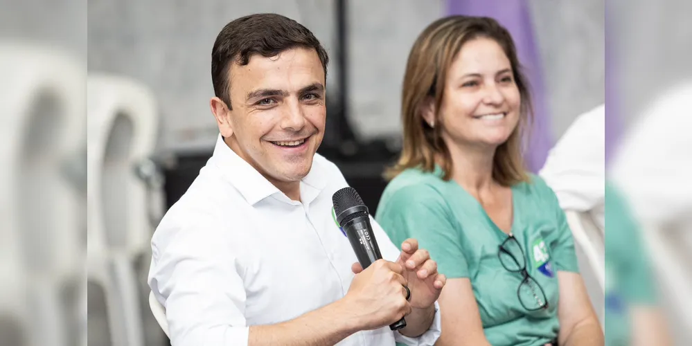 Aliel Machado (PV) e Liliane Chociai (PSB) durante atividade de campanha