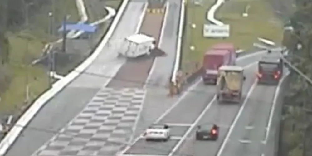 Imagem ilustrativa da imagem Freio de caminhão falha e área de escape evita acidente na BR-376; veja