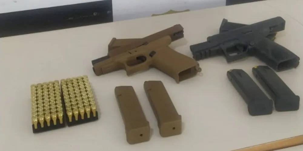 Duas pistolas calibre 9mm foram apreendidas