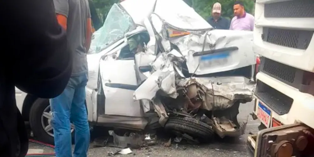 Veículo ficou destruído após o acidente de trânsito