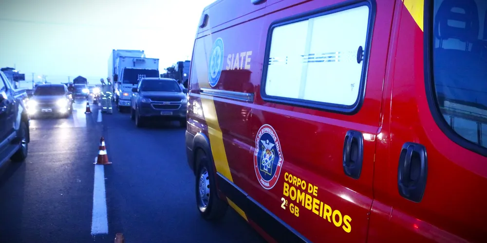 Equipe do Corpo de Bombeiros durante o atendimento à ocorrência