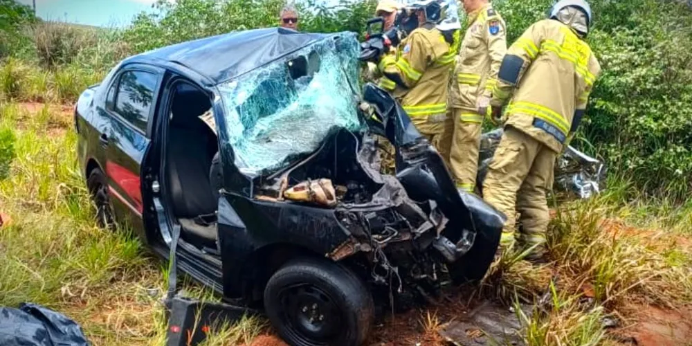 Veículo Voyage ficou destruído com a colisão