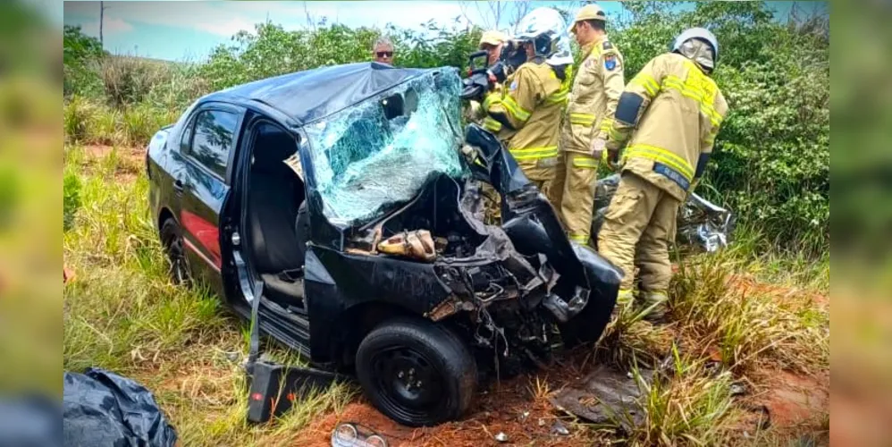 Veículo Voyage ficou destruído com a colisão