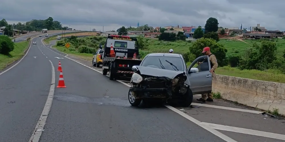 Parte da frente do carro ficou danificada, após o acidente