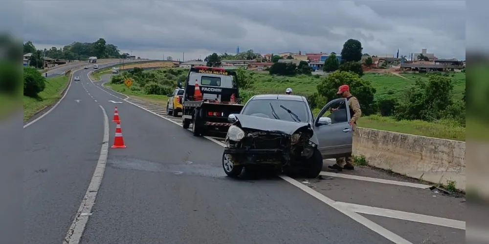 Parte da frente do carro ficou danificada, após o acidente