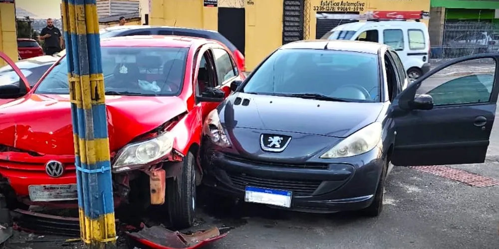 Carro modelo Volkswagen Gol colidiu contra o poste de iluminação