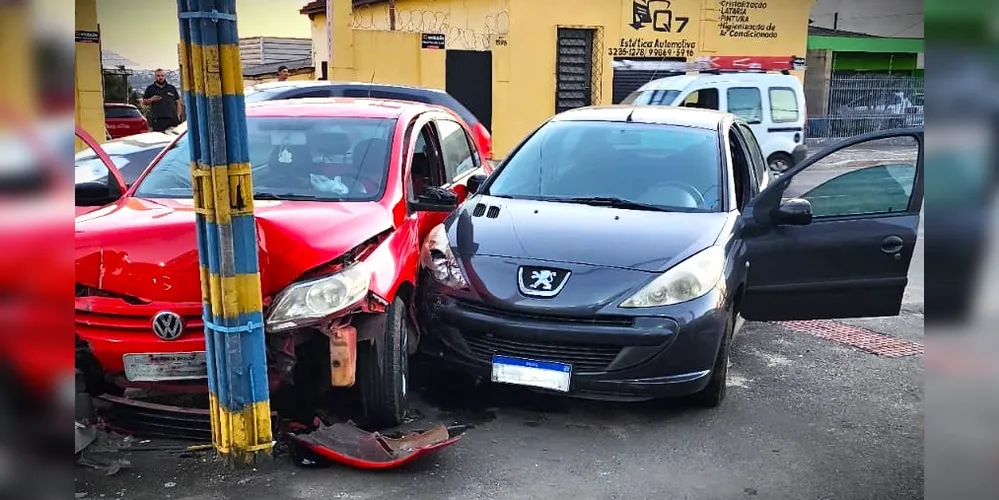 Carro modelo Volkswagen Gol colidiu contra o poste de iluminação