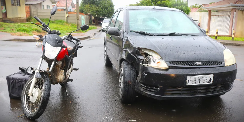 Parte da frente do carro ficou danificada com a colisão