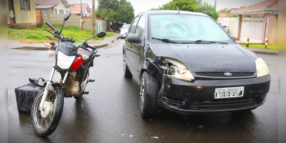 Parte da frente do carro ficou danificada com a colisão