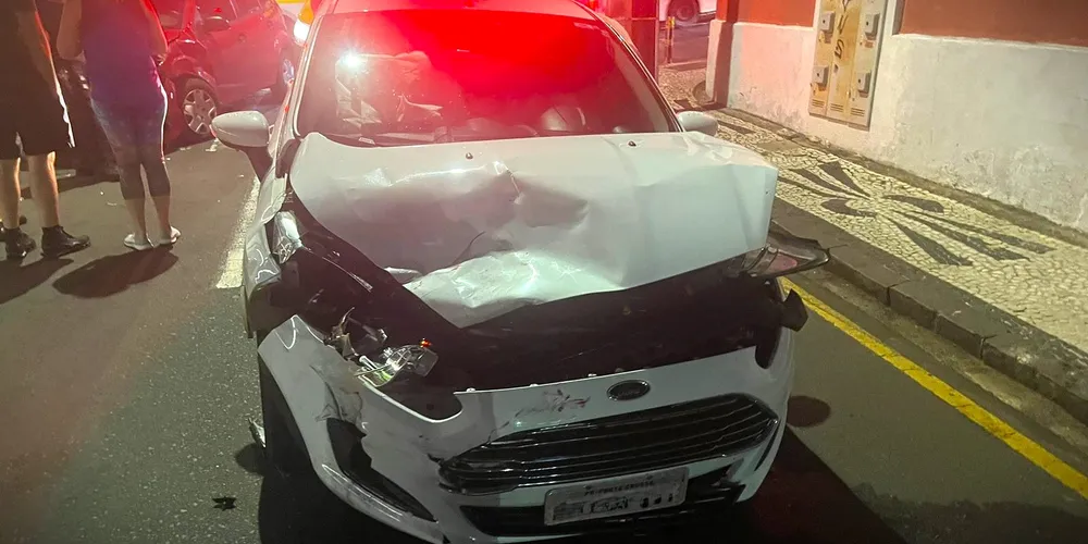 Ford Fiesta 1.6 Titanium Hatch ficou com a parte da frente danificada