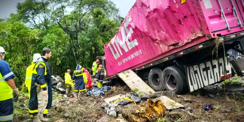 Acidente aconteceu entre uma van, uma carreta e um carro