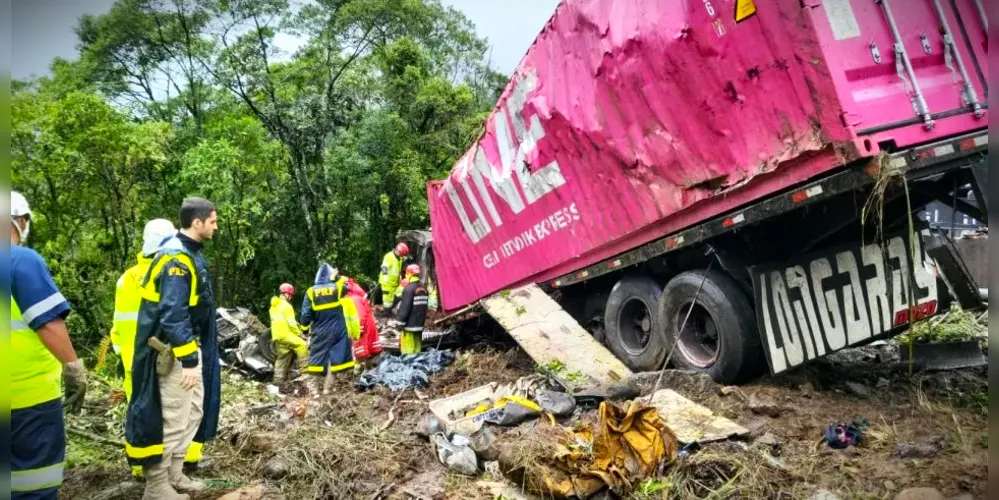 Acidente aconteceu entre uma van, uma carreta e um carro