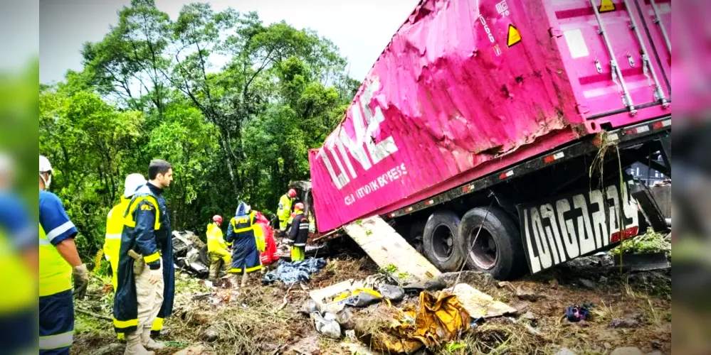 Colisão aconteceu na BR-376, no município de Guaratuba