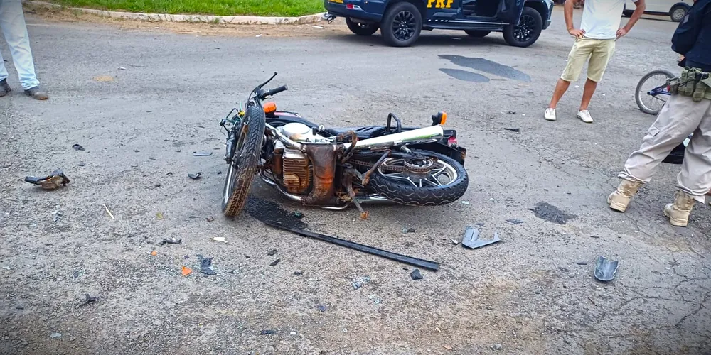 Moto colidiu transversalmente contra o carro modelo Ônix