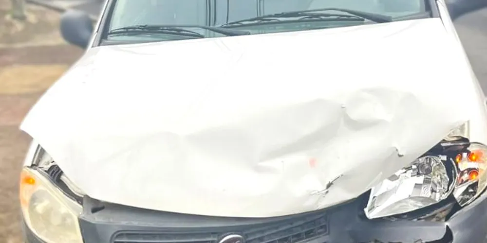 Fiat Strada ficou danificada na parte da frente