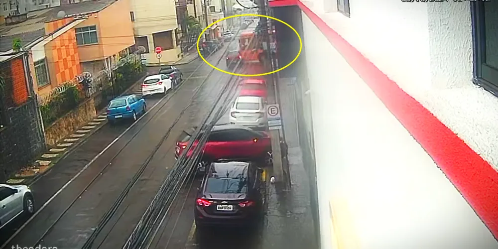 Câmera de segurança flagrou o acidente de trânsito