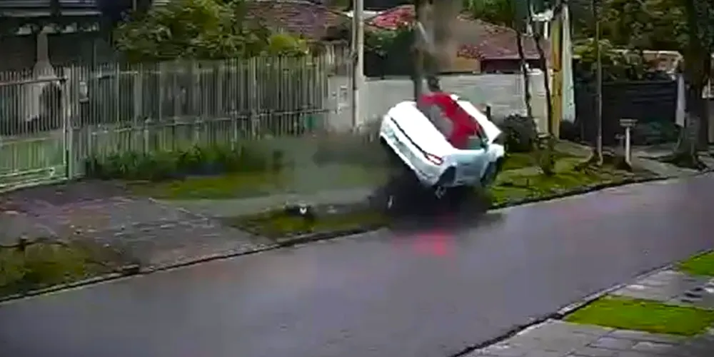 Acidente aconteceu no bairro Hugo Lange, em Curitiba