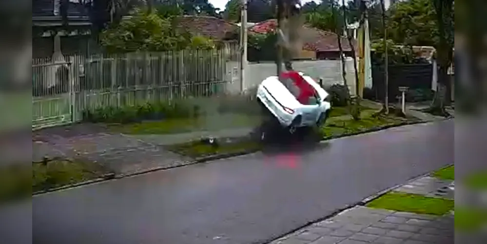 Acidente aconteceu no bairro Hugo Lange, em Curitiba