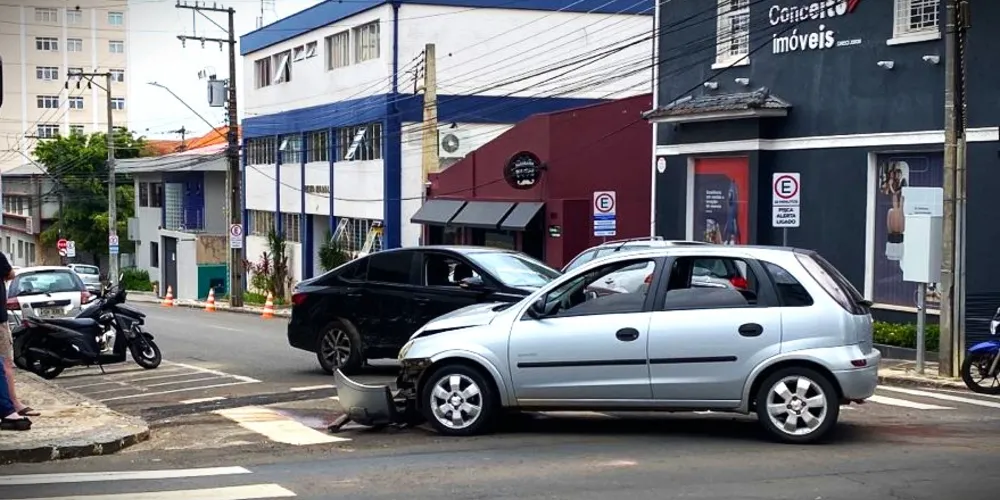 Carros Corsa e Virtus colidiram no Centro do Município