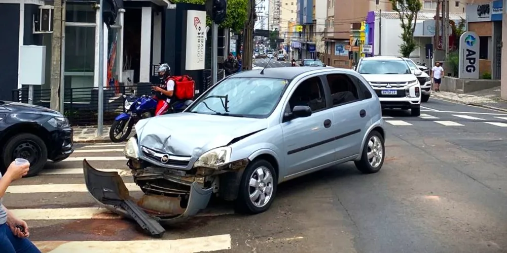 Veículo modelo Chevrolet Corsa se envolveu no acidente