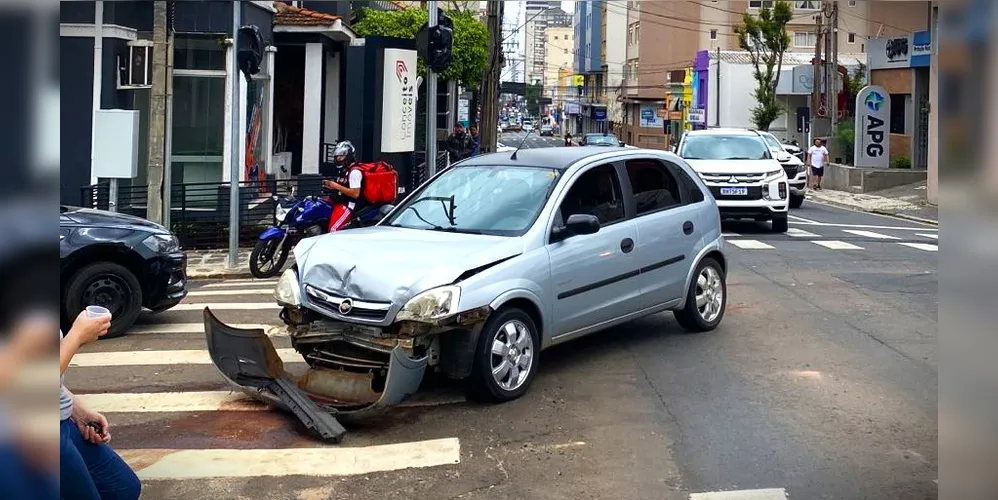 Veículo modelo Chevrolet Corsa se envolveu no acidente