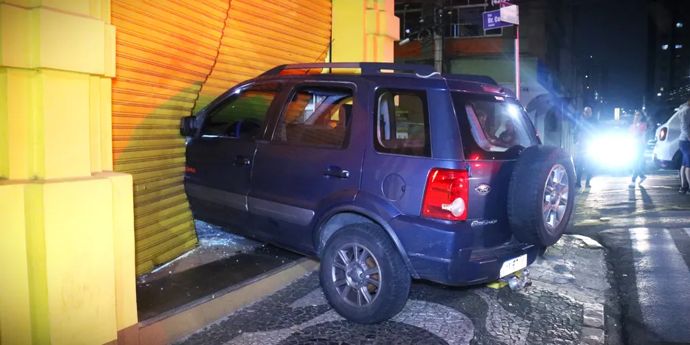 Carro modelo Ecosport 'invadiu' uma loja de fotografias