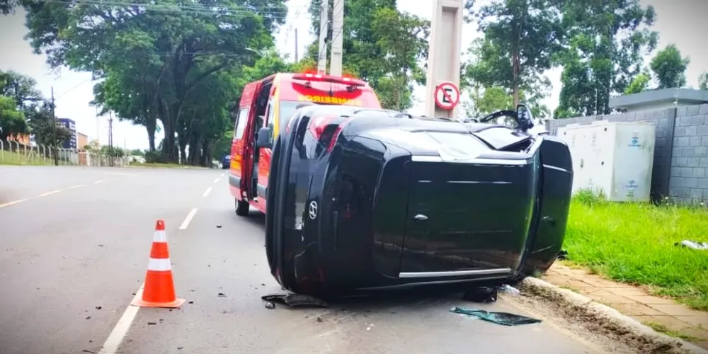 Carro atingiu uma árvore e tombou na sequência