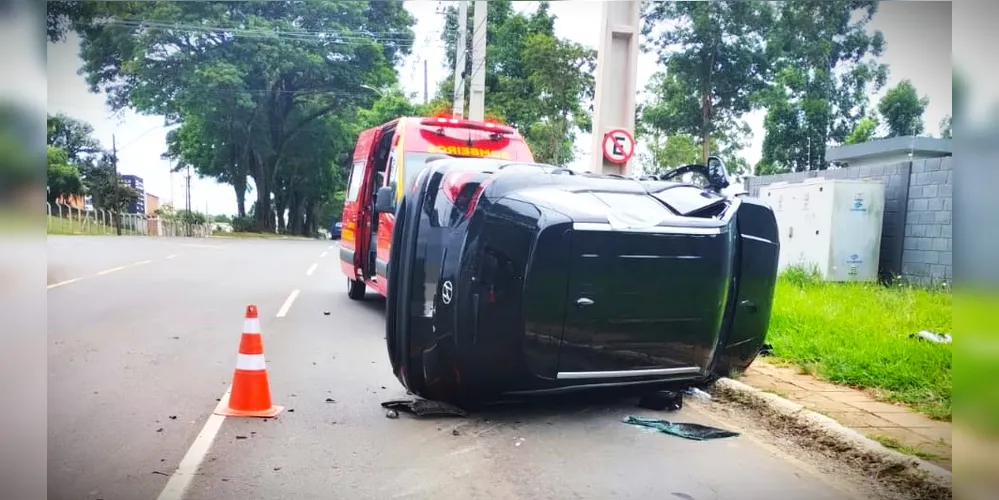 Carro atingiu uma árvore e tombou na sequência