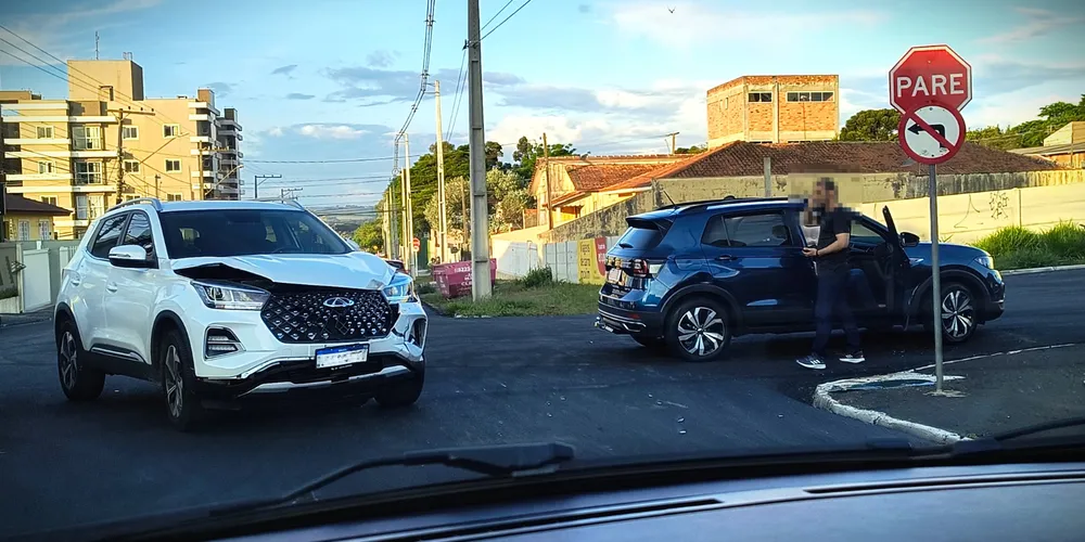 Colisão aconteceu no cruzamento entre duas vias