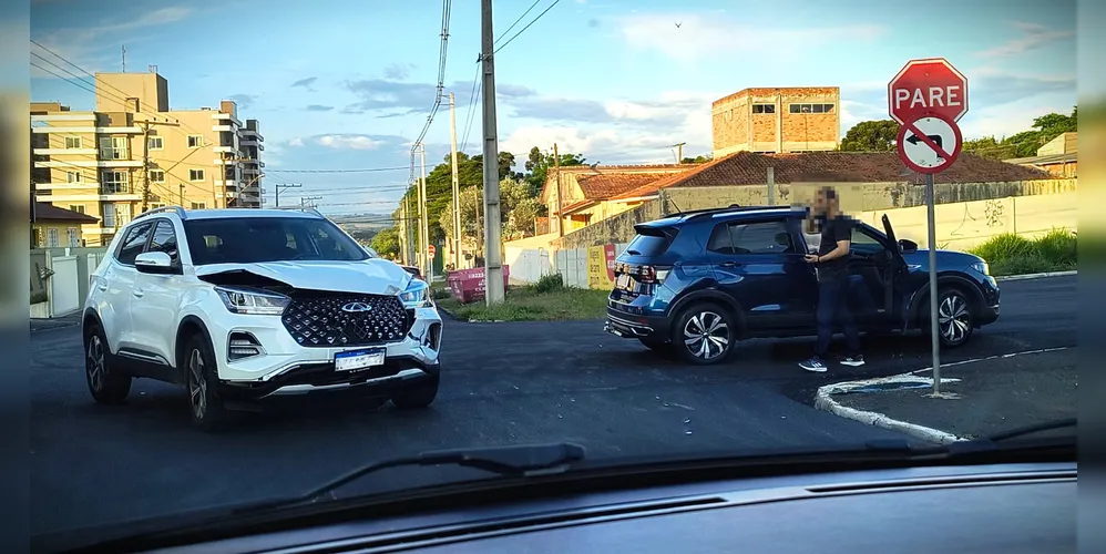 Colisão aconteceu no cruzamento entre duas vias