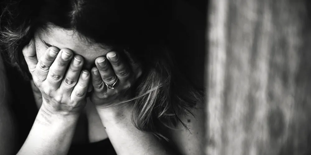 Suspeito agrediu a vítima com socos e com uma faca