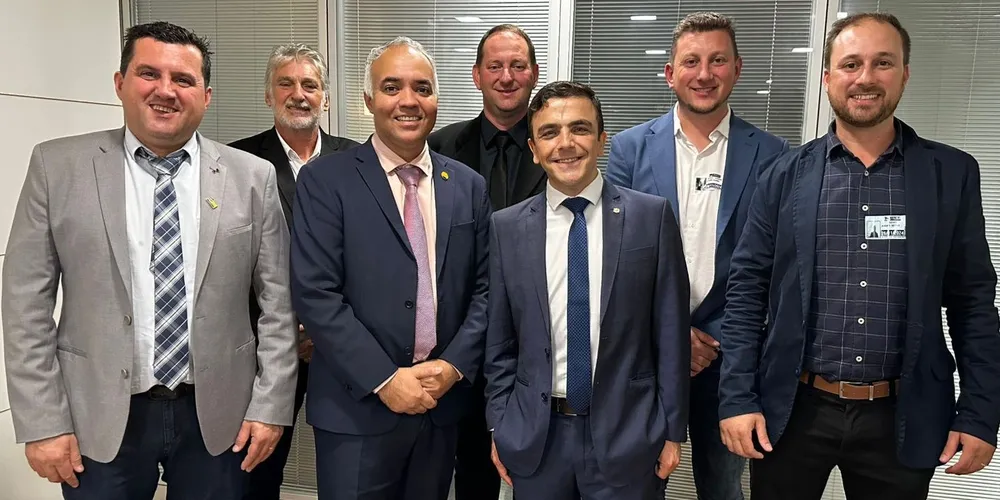 Imagem ilustrativa da imagem Aliel recebe prefeitos do Paraná em Brasília e alinha novos projetos