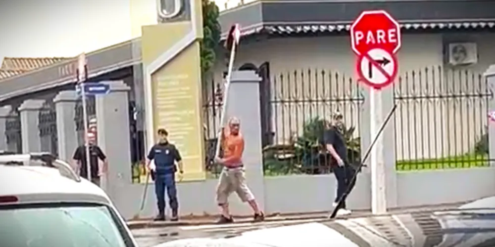 Placa de trânsito foi arrancada pelo homem