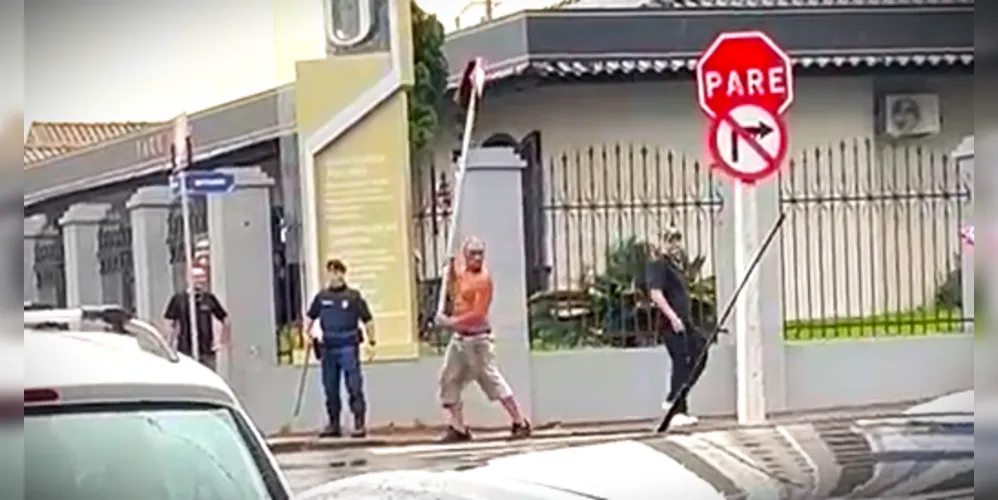 Placa de trânsito foi arrancada pelo homem