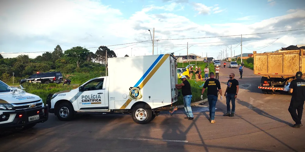 Agentes da Polícia Científica recolheram o corpo da vítima