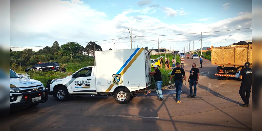 Agentes da Polícia Científica recolheram o corpo da vítima