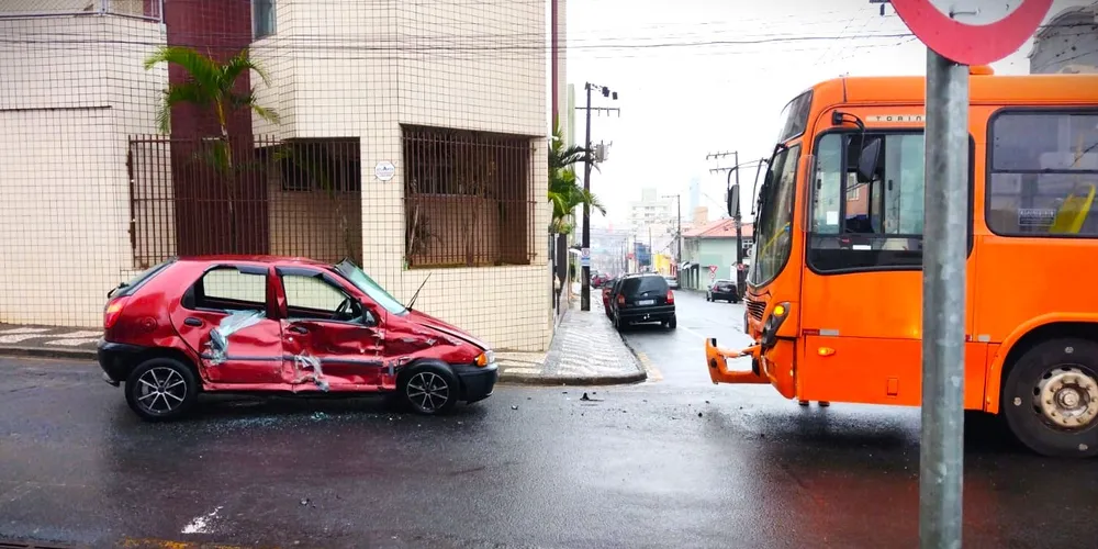 Veículos colidiram na tarde desta quarta-feira (9)