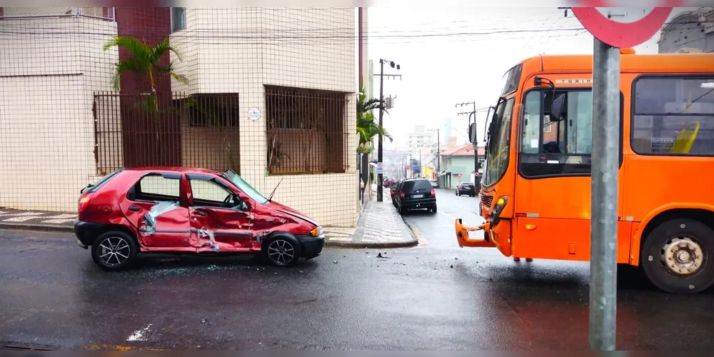 Veículos colidiram na tarde desta quarta-feira (9)