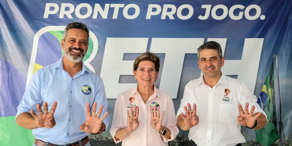 Pastor Moisés faria (MDB), Elizabeth Schmidt (União) e Soldado Pastor Ezequiel Bueno (DC), no comitê de campanha da candidata à reeleição