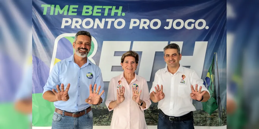 Pastor Moisés faria (MDB), Elizabeth Schmidt (União) e Soldado Pastor Ezequiel Bueno (DC), no comitê de campanha da candidata à reeleição