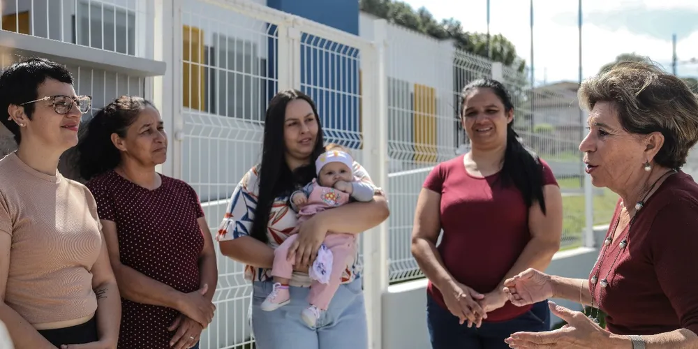 Elizabeth Schmidt (União) durante conversa com moradores