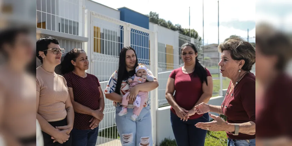 Elizabeth Schmidt (União) durante conversa com moradores