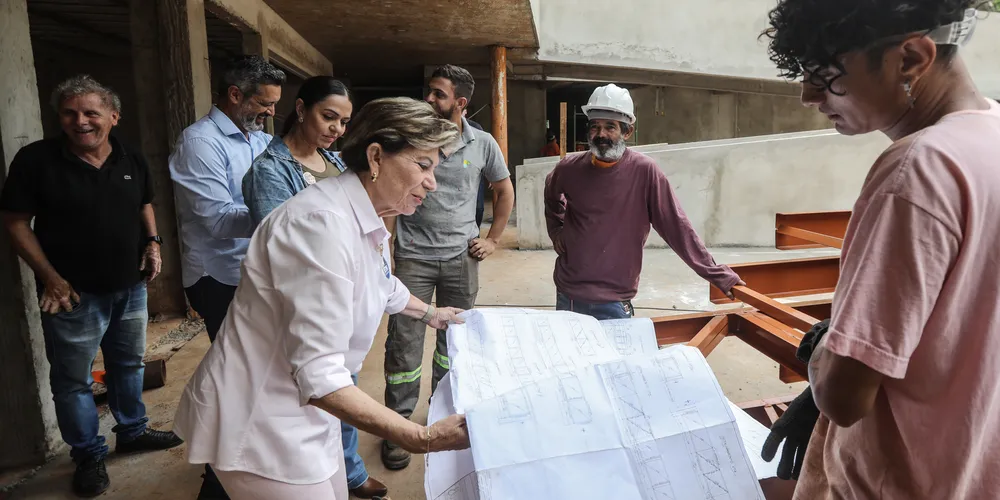 Elizabeth Schmidt (União Brasi) durante visita nas  obras no Parque Margherita Masini